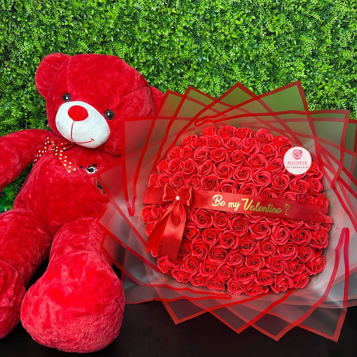Cadou valentine's day iubita - Buchet 101 Trandafiri Sapun Rosii si Urs de plus gigant 90cm Rosu